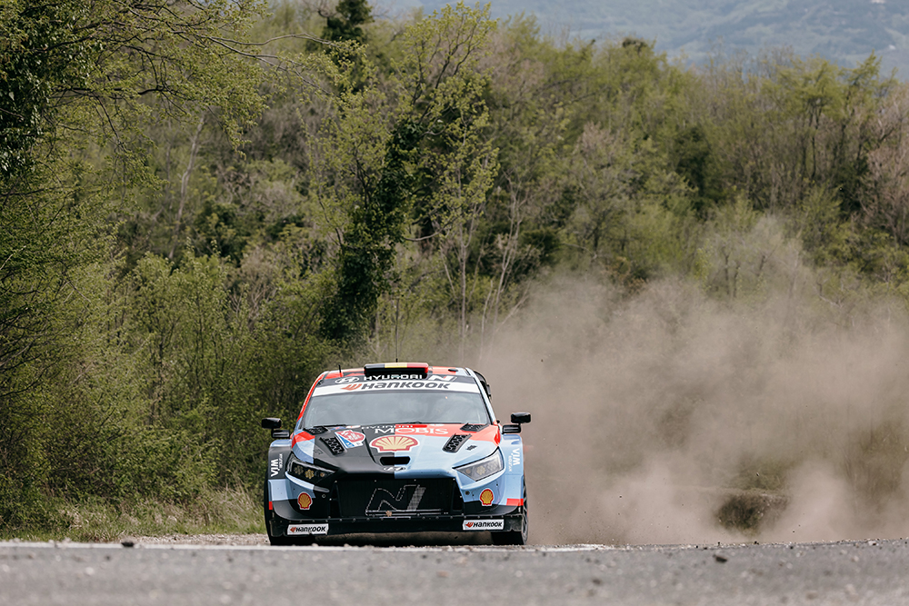 SS14: Punkterings sträcka, Thierry Neuville ny ledare.
