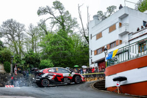 SS12: 0,7 sekunders mellan topp tre . Evans tredje sträckseger.