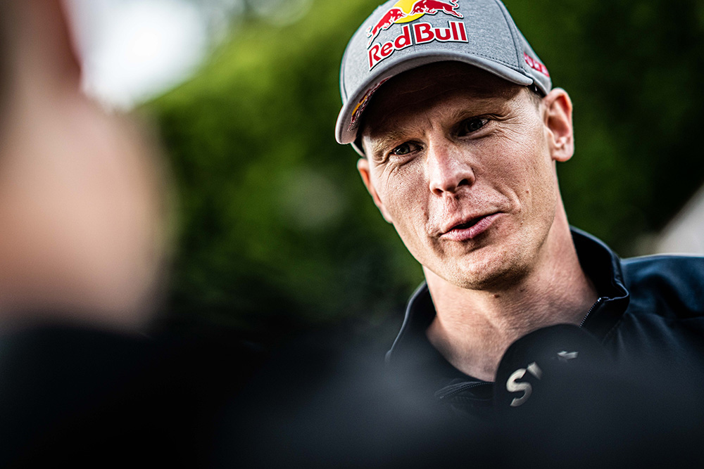 Johan Kristofferson ger asfaltstips till Solberg inför Kroatien.