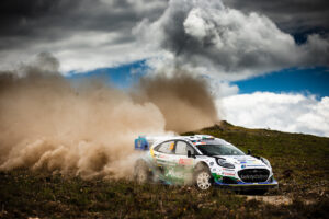 SS21: Dubbelt Ford Puma på första varvet av Power Stage